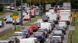 Autos stehen auf der Inneren Kanalstraße im Stau