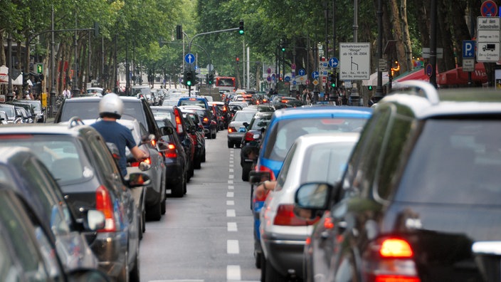 Autos stehen im Stau in Köln 