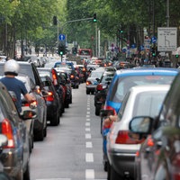 Autos stehen im Stau in Köln 