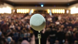 Ein Mikrofon steht in der Chemnitzer Stadthalle auf der Bühne