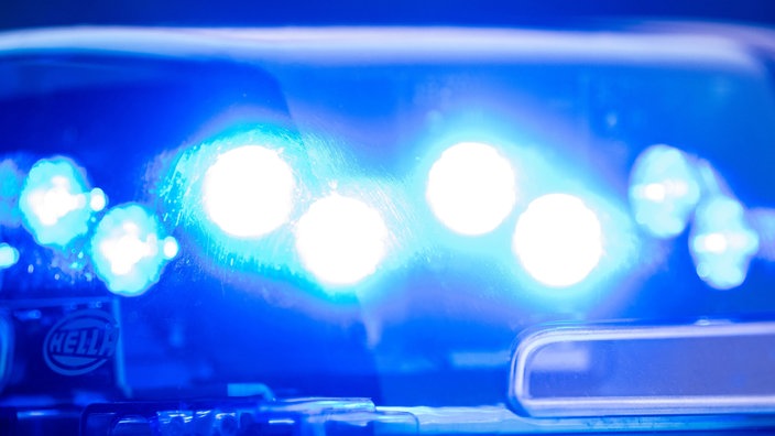 Ein Blaulicht leuchtet an einer Polizeistreife