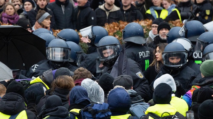 Polizisten in einer Menschenmenge