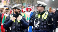 Polizisten patroullieren beim Kö-Treiben