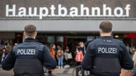 Polizisten der Bundespolizei stehen vor dem Duisburger Hauptbahnhof