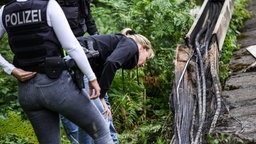 Polizeibeamte investigieren Brandstiftung an Düsseldorfer Bahnabschnitt