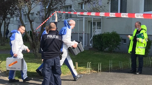 Kriminaltechniker der Polizei gehen zum Einsatzor