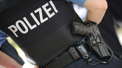 Polizist mit Schusswaffe