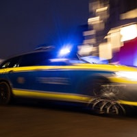 Dynamisches Bild eines fahrenden Polizeiautos (Symbolbild).