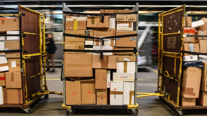Pakete stapeln sich auf Transportwagen