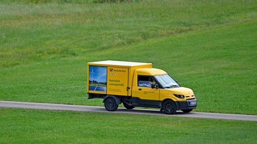 Postauto liefert Pakete aus.