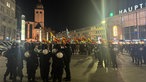 Demonstrierende auf einer pro-kurdischen Demonstration am Kölner Hauptbahnhof.