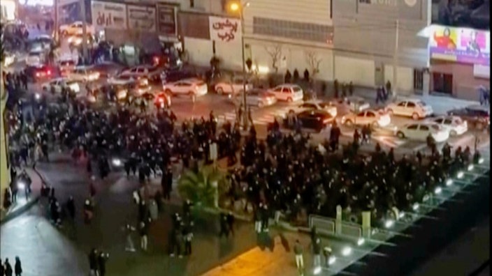 Dieses Videostandbild zeigt Menschen, die eine Kreuzung während eines Protests blockieren