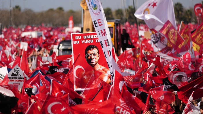 Demonstranten schwenken Fahnen während einer CHP-Kundgebung gegen die Verhaftung von Ekrem İmamoğlu