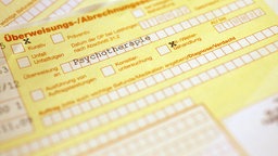 Auf einem Überweisungs-/Abrechnungsschein eines Arztes in Berlin steht der Hinweis "Psychoterapie"