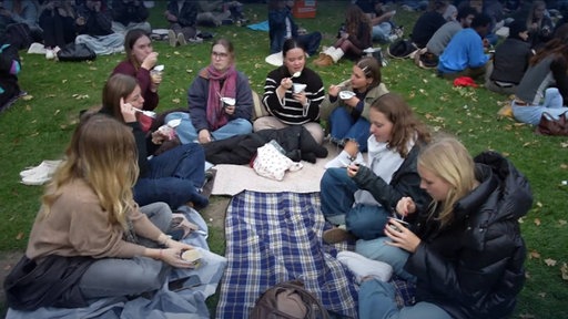Gen Z isst Pudding mit der Gabel in Münster.