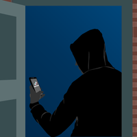 Eine Person, die einen Hoodie mit Kapuze trägt, schaut auf ihr Handy, auf dem die TikTok-App geöffnet ist