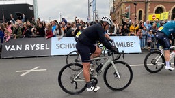 Fahrradfahrer beim Eintages-Radrennen "Rund um Köln" mit jubelnder Menge am Streckenrand