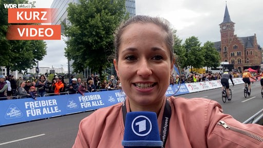 Reporterin Estella Mazur an der Strecke bei "Rund um Köln" 2025 