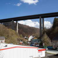 Autos fahren unter der Rahmedetalbrücke her