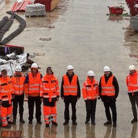 Bauarbeiter  und Landesvertreter auf der Rahmedetalbrücke mit Christian Hirte,  parlamentarischer Staatssekretär im Bundesverkehrsministerium.