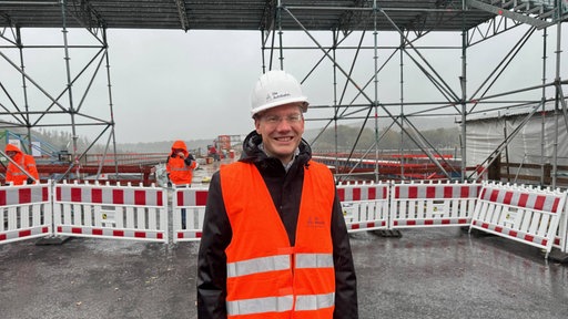 Christian Hirte,  Parlamentarischer Staatssekretär im Bundesverkehrsministerium, auf der Rahmedetalbrücke.