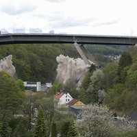 Sprengung der Talbrücke Rahmede, der Sprengstoff in den Brückenpfeilern explodiert, danach sinkt die Talbrücke wie geplant zu Boden.