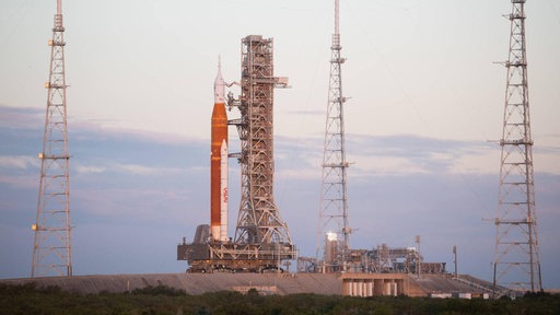 Eine Rakete, hier der Artemis 1-Mission, kurz vor dem Start