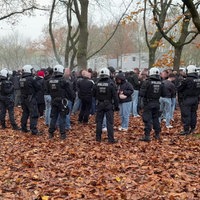 Einsatzkräfte der Polzei stehen in der Nähe der Sportanlage nach dem Spiel des Niederrheinpokals.
