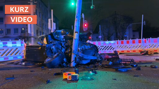 Zerstörtes Auto nach einem mutmaßlichen illegalen Autorennen in Dortmund