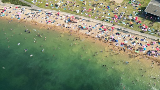 viele Badegäste am Strand des grünen Rather Sees, Foto aus der Luft