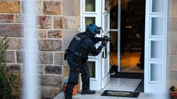 Kräfte der Polizei sind bei Durchschungen mehrerer Objekte im Einsatz