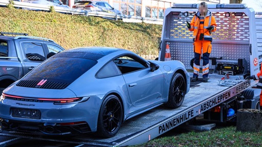 Ein Porsche wird während der Razzia abgeschleppt 