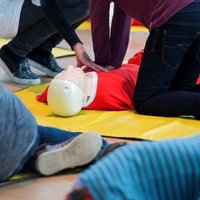 Die Schülerinnen und Schüler übten die einfachen lebensrettenden Maßnahmen an 200 Übungs-Puppen