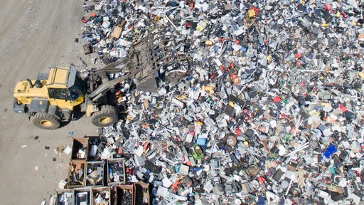 Luftaufnahme von einem Bagger auf einem Recyclinghof