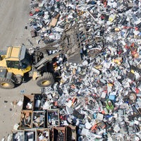 Luftaufnahme von einem Bagger auf einem Recyclinghof