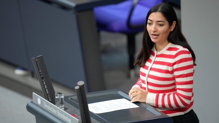 Reem Alabali-Radovan bei der Haushaltsdebatte im Bundestag