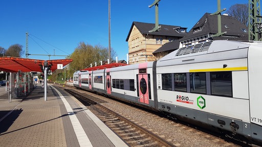 Dieselzug im Bahnhof
