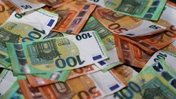 Verschiedene Euroscheine liegen übereinander