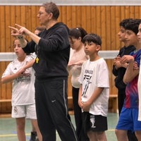 Lehrerin kommuniziert mit Schülern und Schülerinnen in der Sporthalle