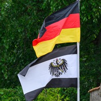 Gehisste schwarz-weiße Reichsbürgerflagge unter einer schwarz-rot-gelben Deutschlandflagge 