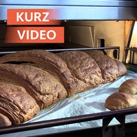 Ein riesiges Croissant kommt aus dem Backofen