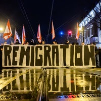 Sachsen-Anhalt, Magdeburg: «Remigration» steht bei einer Demonstration rechter Gruppierungen auf einem Banner.