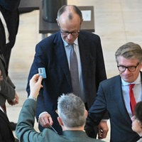 Bundeskanzler Friedrich Merz (CDU) gibt bei einer namentlichen Abstimmung über das Rentenpaket seine Stimmkarte im Bundestag ab