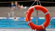 Ein Rettungsring im Stadionbad in Köln