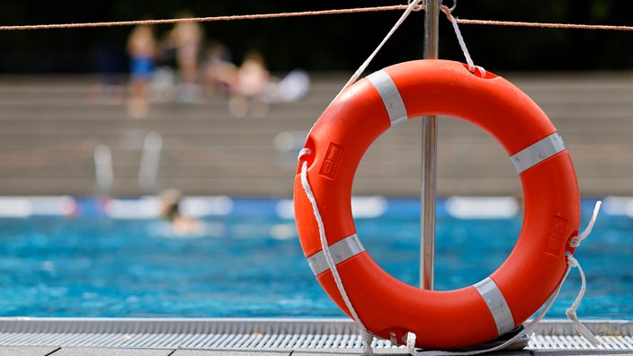 Ein Rettungsring im Stadionbad in Köln