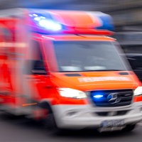 Rettungswagen fährt mich Blaulicht durch die Straßen