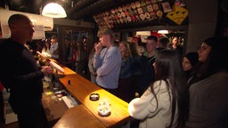 Schüler bekommen eine Führung durch die Bar des Revolution Trains