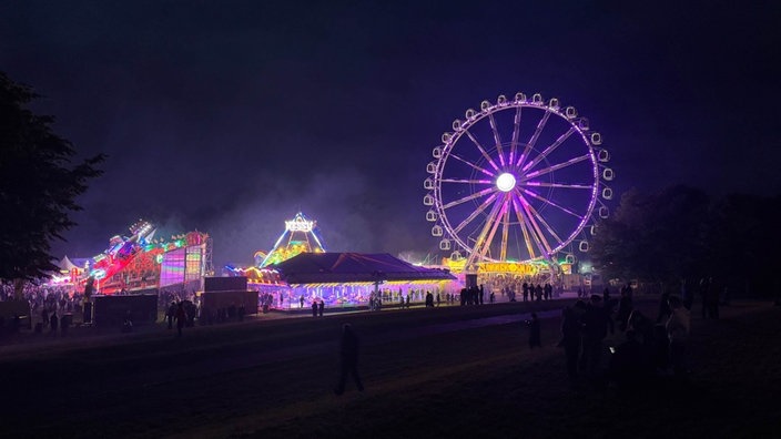 Das Festgelände leuchtet in grellen Farben