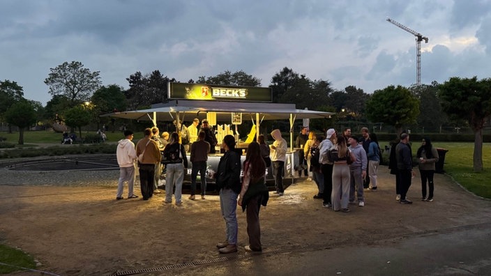 Leerer Getränke-Stand auf dem Gelände