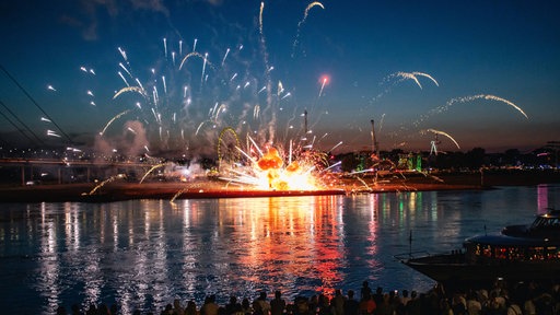 Feuerwerkskörper explodieren versehentlich am Boden während einer Feuerwerksshow im Rahmen der Rheinkirmes